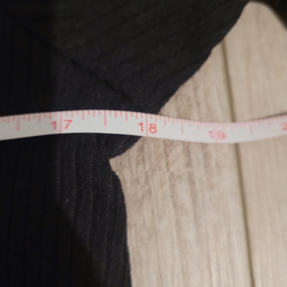 American Eagle Textured Vertical Lined, Long-sleeved Soft Black shirt small - Picture 5 of 8